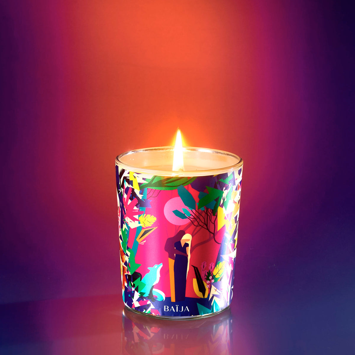 Bougie parfumée Minuit Chéri allumée, sur fond dégradé violet et orangé, illustrant une flamme chaude et réconfortante.