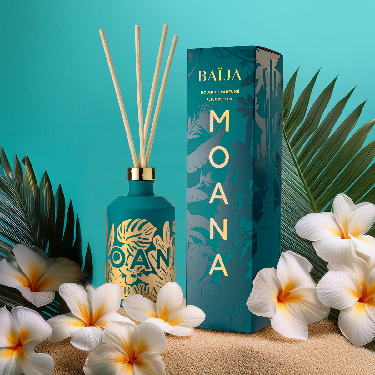 Bouquet parfumé XL moana sur fond bleu entouré de fleurs de tiaré.