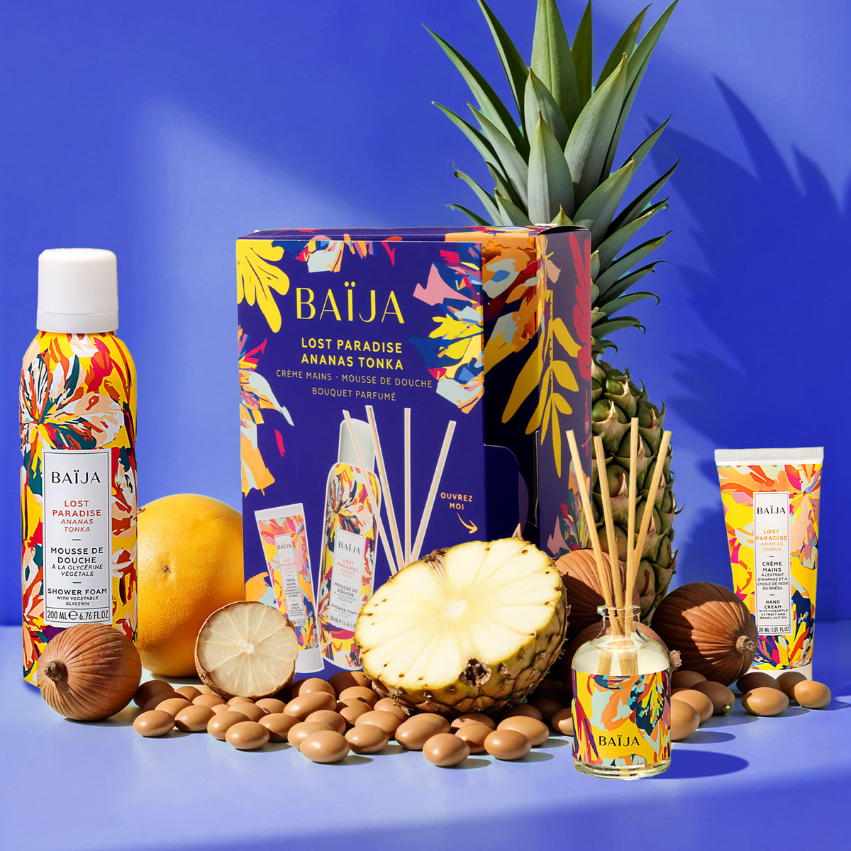 Coffret lost paradise contenant: une mousse de douche, une crème mains et un bouquet parfumé.
