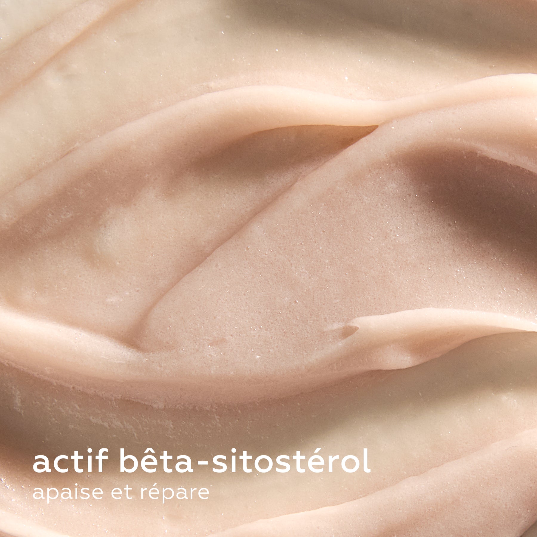 Texture onctueuse beige rosée de la crème corps velours adoucissante, avec l’inscription « actif bêta-sitostérol – apaise et répare », ingrédient apaisant de la collection Minuit Chéri.