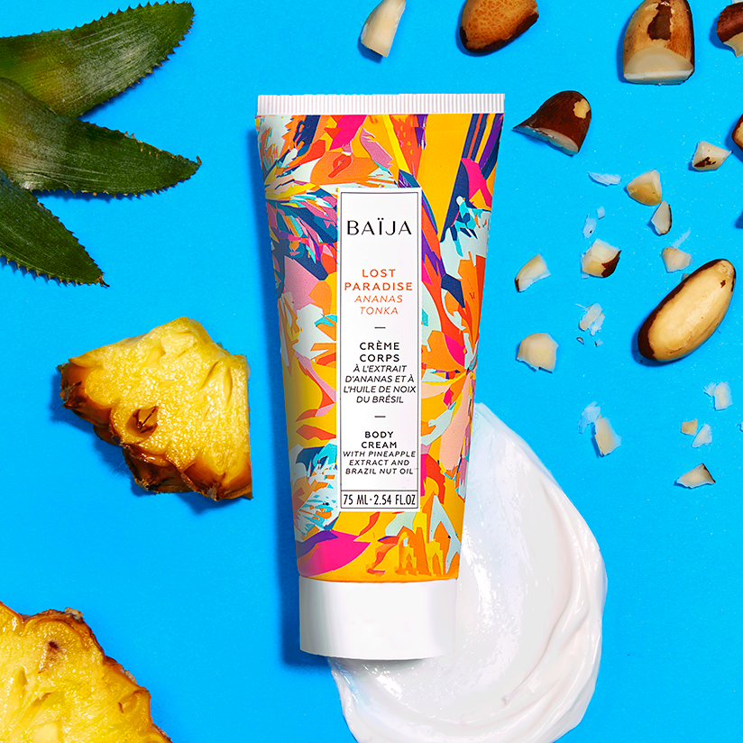 Bienvenue dans le paradis de la peau douce et radieuse ! Notre crème corps Lost Paradise est une potion magique concoctée avec amour en Bretagne. Ce délicat produit combine des Huiles de Noix du Brésil, de Sésame et de Tournesol, parfaites pour nourrir votre peau ainsi que de l'Ester de Jojoba et de l'Extrait d'Ananas, aux actifs hydratants et illuminateurs. À vous la peau soyeuse ! Et avec son enivrante fragrance d'Ananas & de Tonka, vous ne résisterez pas à son charme...