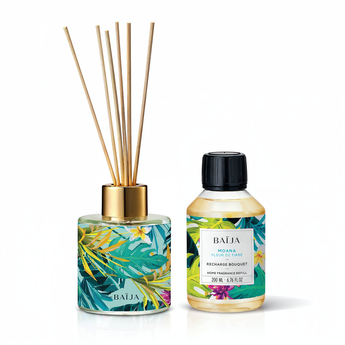 Diffuseur de parfum Baïja au décor tropical vert-bleu avec tiges en rotin, à côté de sa recharge bouquet Moana 200 ml, sur fond blanc.