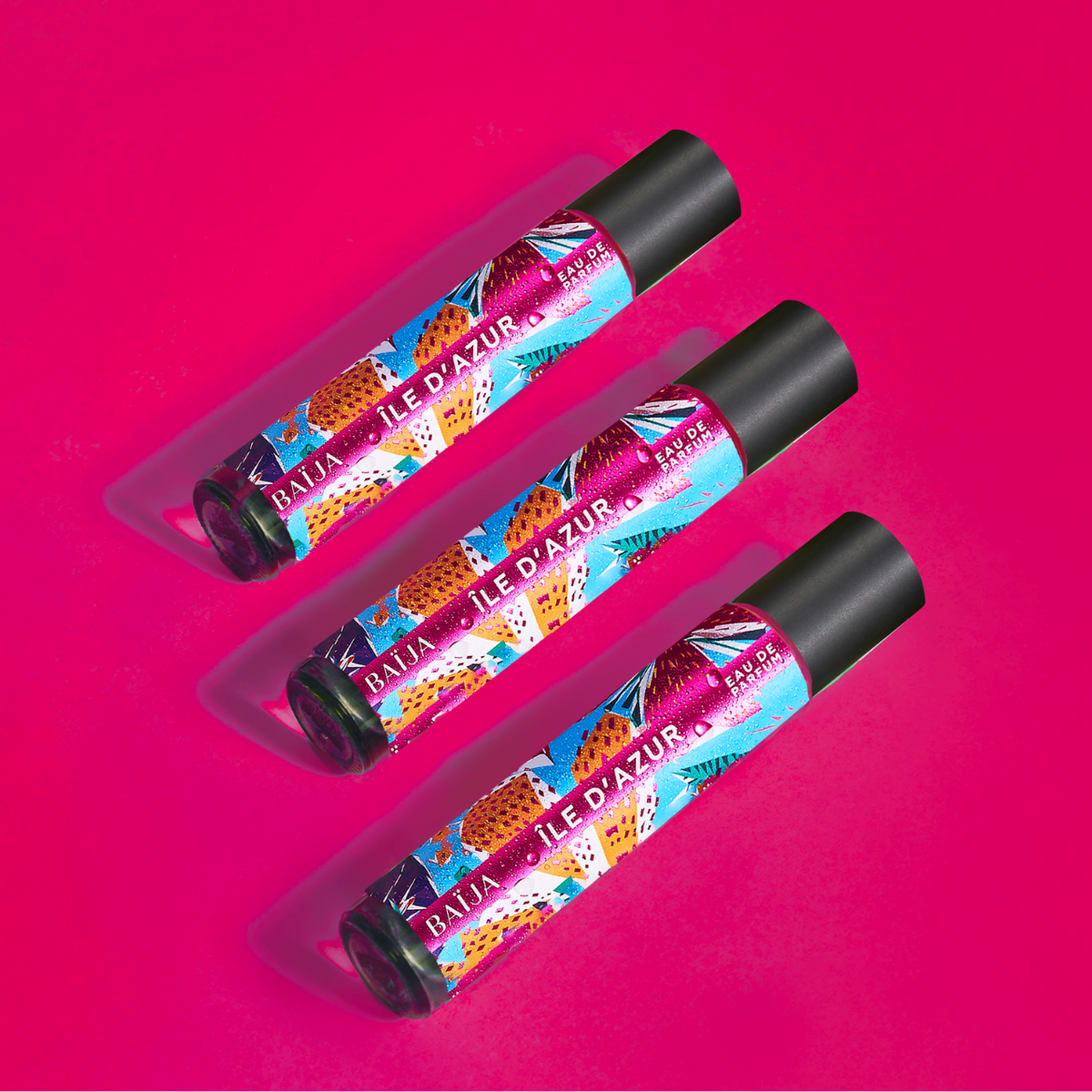 Embarquez pour un voyage sensoriel avec l'Eau de Parfum Île d'Azur, dans un flacon de 15ml au format élégant et pratique. Cette création olfactive, élaborée par un Maître Parfumeur, s'annonce comme le nouveau rituel de beauté indispensable à votre quotidien. Île d'Azur s'ouvre sur des notes de tête exotiques de Fleur de Frangipanier, se poursuit par un cœur délicat de Fleur d’Oranger et se termine sur une base douce de Vanille.