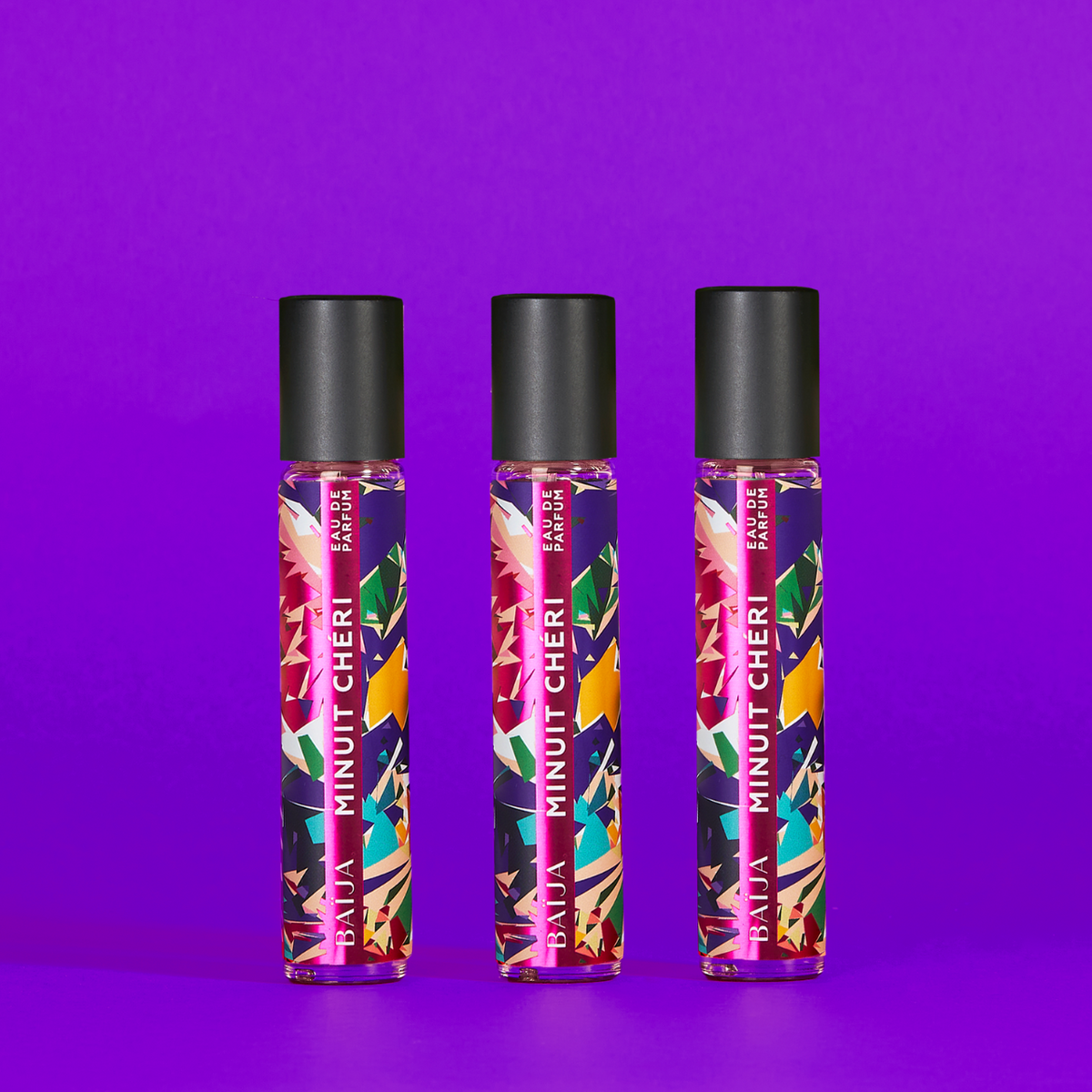 Rencontrez l'élégance nocturne avec l’Eau de parfum Minuit Chéri qui incarne les fragrances iconiques de la marque en un format à la fois pratique et élégant. Imaginée par un Maître Parfumeur, cette fragrance deviendra rapidement une extension de votre essence, ne vous quittant jamais. Minuit Chéri se révèle avec des notes de tête envoûtantes de Tubéreuse, évolue vers un cœur captivant de Jasmin et se pose sur un fond séduisant de Santal.