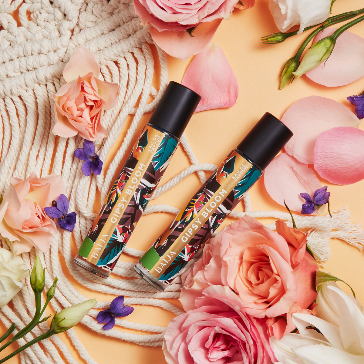 Reprenant les fragrances iconiques de la marque en un format à la fois pratique et élégant, découvrez notre Eau de Parfum Gipsy Bloom 15ml. Élaborée par un Maître Parfumeur, elle sera votre nouveau geste beauté qui ne vous quittera plus. Note de tête | Rose Note de coeur | Benjoin Note de fond | Santal Son plus ? Succombez à son irrésistible fragrance et son format nomade.