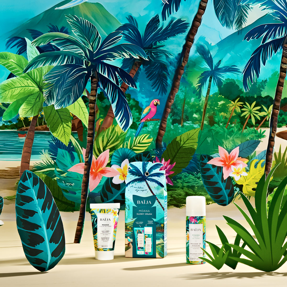 Coffret glowy crush moana, contenant: un lait corps pailleté et une mini mousse de douche sur fond coloré de la collection noël moana.