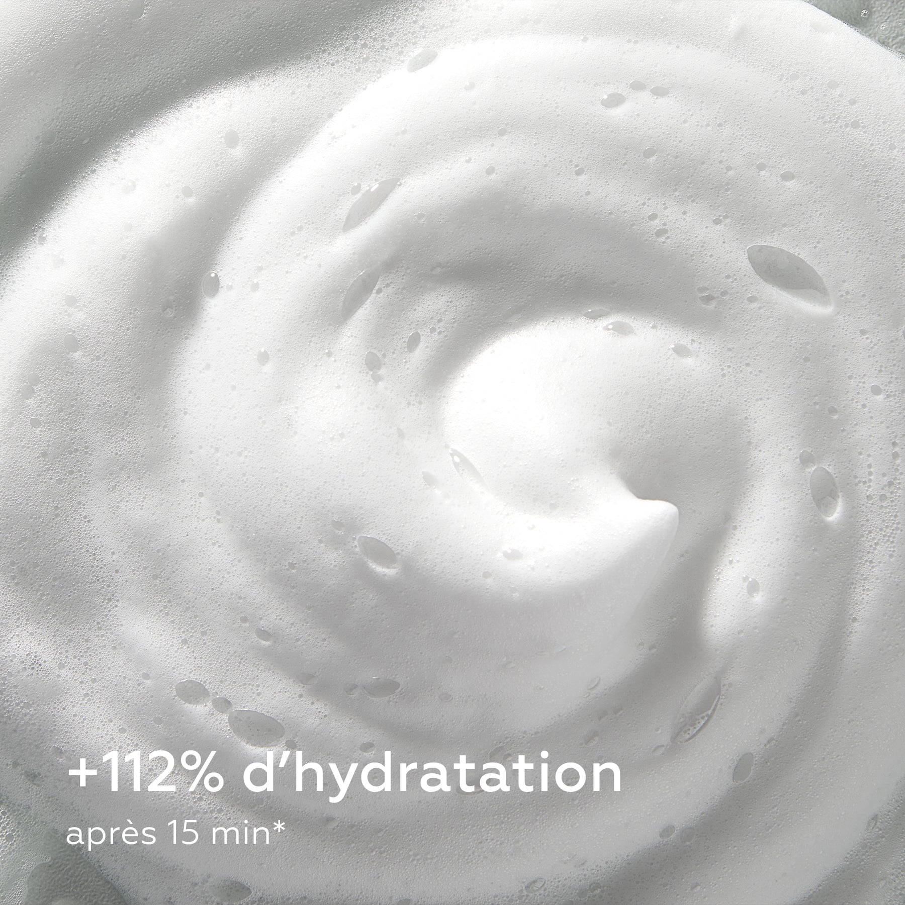 Texture onctueuse et aérienne de la mousse de douche minuit chéri. Une mousse riche en actifs pour une peau hydratée à +112 % en 15 minutes.