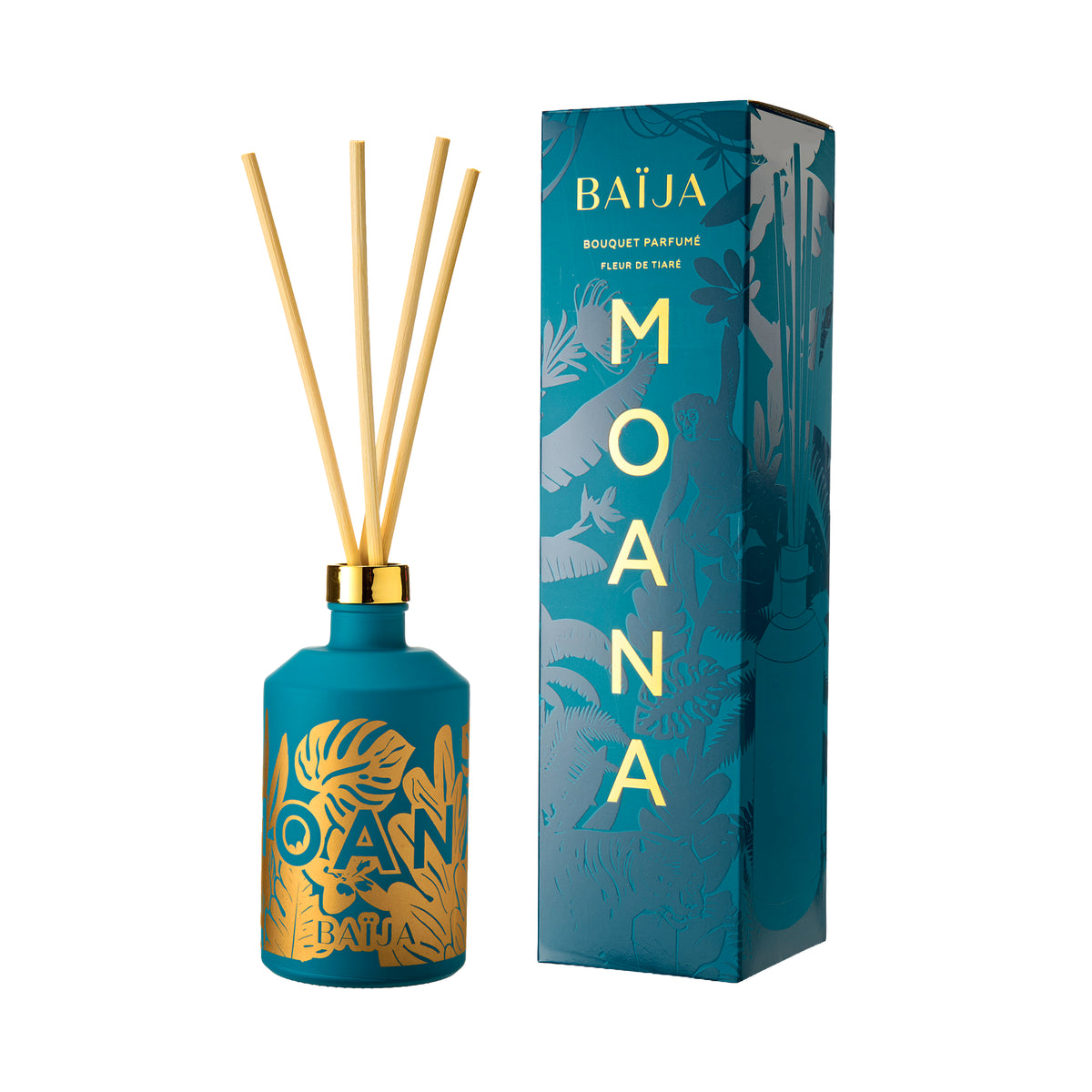 Bouquet parfumé BAÏJA “Moana” à la fleur de tiaré : flacon bleu mat avec col doré et tiges en rotin, présenté à côté de son étui bleu à lettrage doré, sur fond blanc.