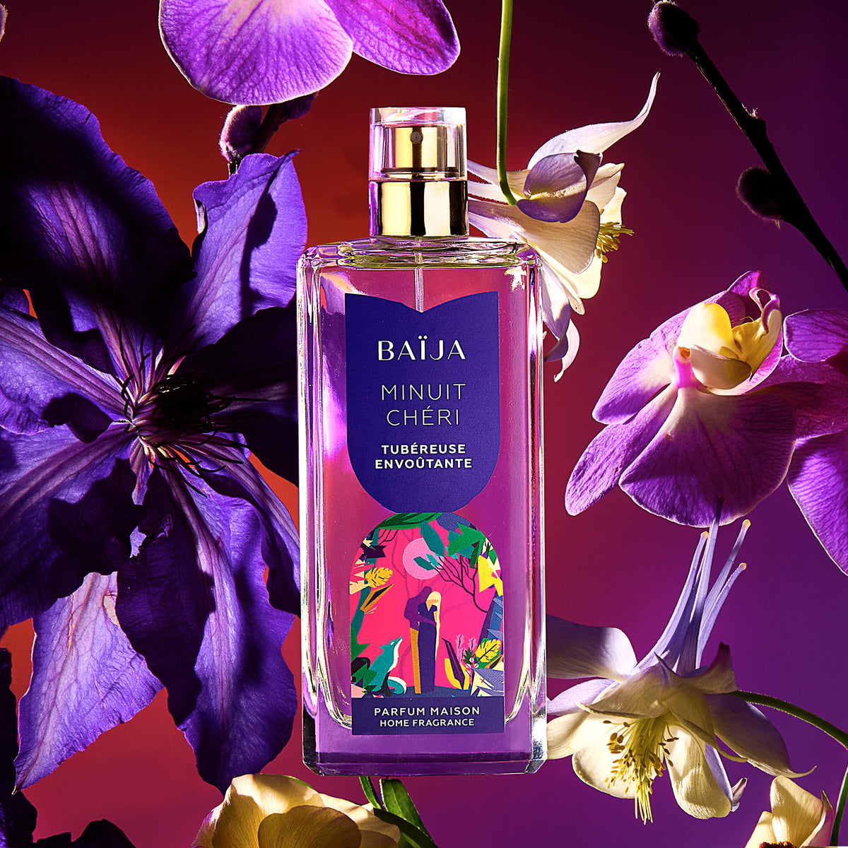 Flacon du parfum maison Minuit Chéri à la Tubéreuse Envoûtante entouré d’orchidées sur un fond dégradé violet.