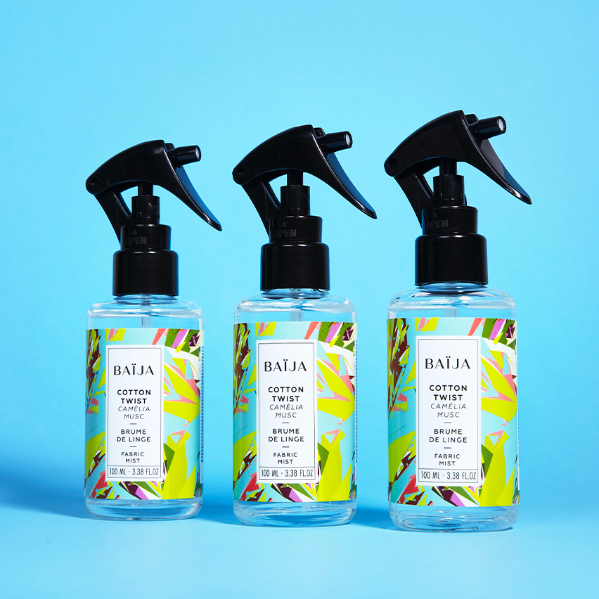 Muguet et jasmin en tête, ce parfum de linge de maison fait mouche dès ses notes de départ, une sensation qui va crescendo lorsque se dévoile son élégant coeur floral (rose, violette et camélia) que viennent anoblir les muscs, la fève tonka et l’iris en fond.