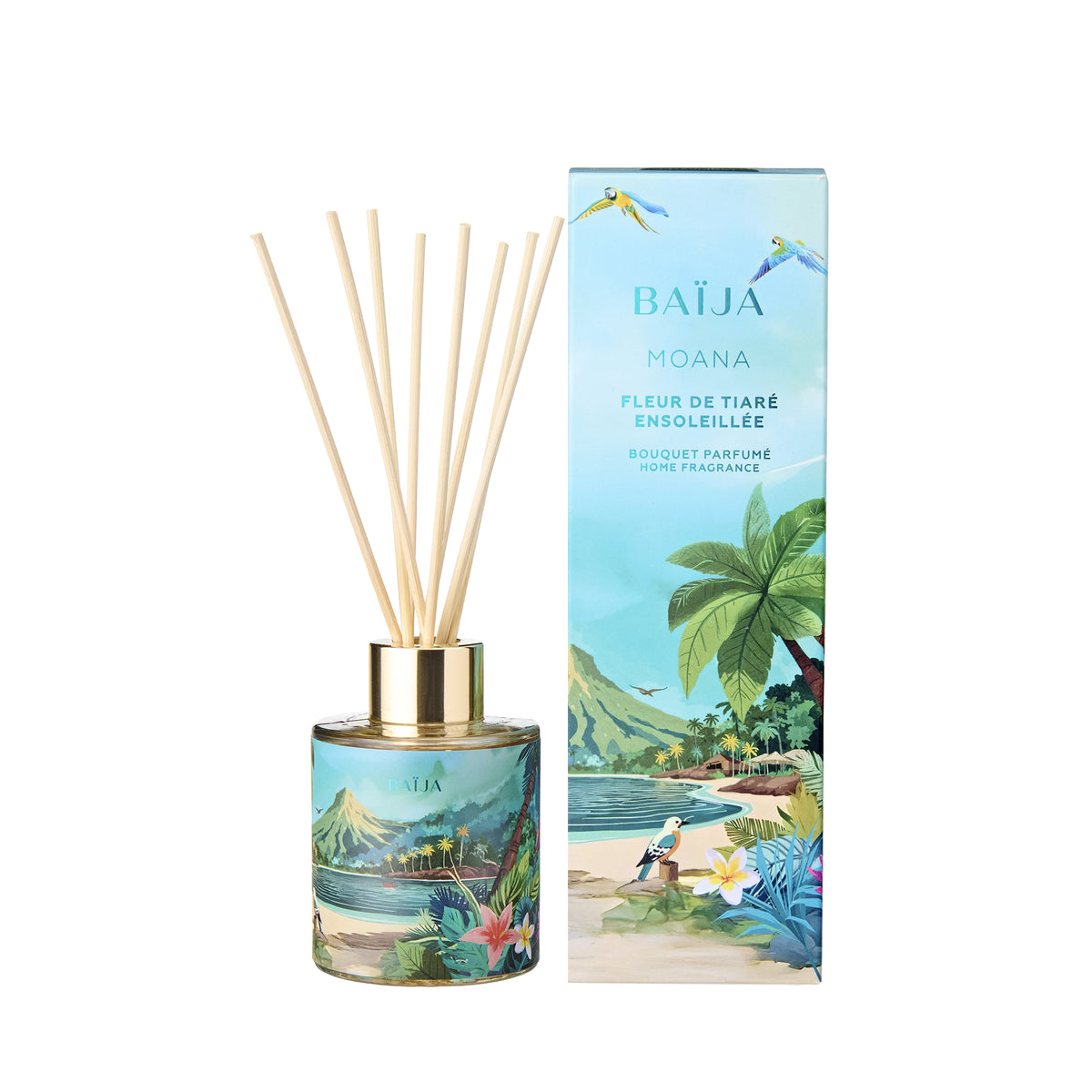 Bouquet parfumé Moana de Baïja, à la senteur de fleur de tiaré ensoleillée. Ce diffuseur de parfum d'intérieur se présente dans un flacon en verre cylindrique décoré d'un paysage tropical aux nuances turquoise et vertes, avec un col doré et des bâtonnets diffuseurs en bois naturel. À ses côtés, un coffret bleu turquoise illustré d'une plage paradisiaque, de palmiers, d'oiseaux exotiques et de fleurs tropicales. L'ensemble est photographié de face sur fond blanc.