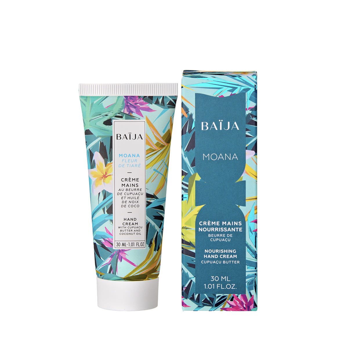 Packshot de la crème mains nourrissante Moana Fleur de Tiaré de Baïja, au parfum floral exotique. Formulée au beurre de cupuaçu et à l'huile de noix de coco, cette crème pour les mains de 30 ml est présentée dans un tube souple aux motifs tropicaux multicolores, mêlant bleu turquoise, vert, jaune et fleurs exotiques. Le tube est accompagné de son étui cartonné assorti, sur fond blanc.
