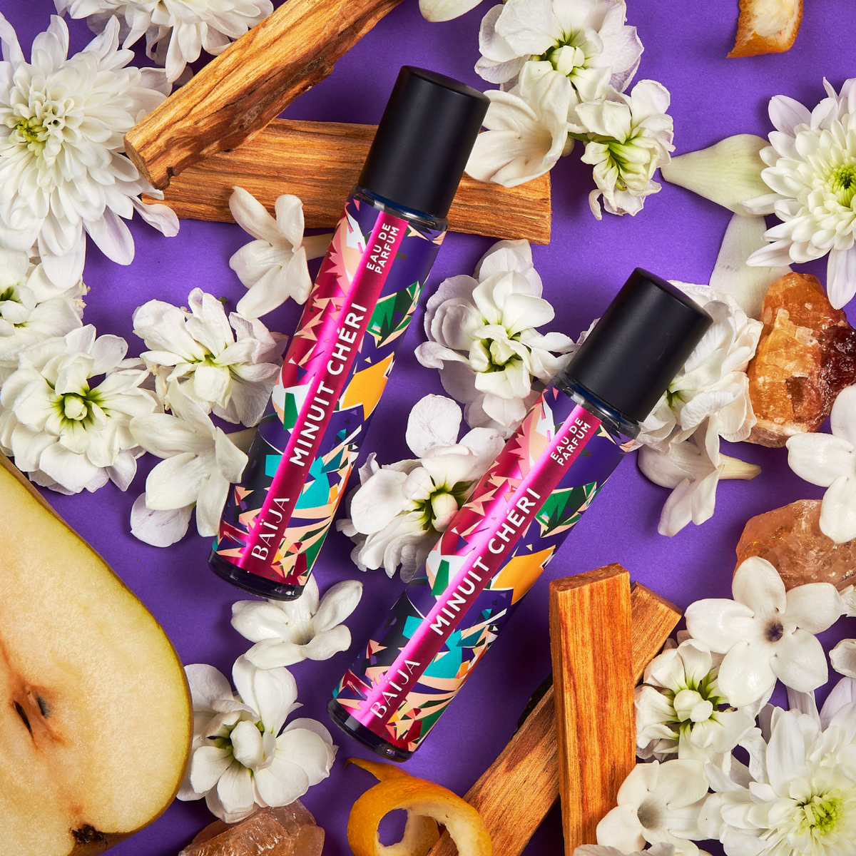 Reprenant les fragrances iconiques de la marque en un format à la fois pratique et élégant, découvrez notre Eau de Parfum Minuit Chéri 15ml. Élaborée par un Maître Parfumeur, elle sera votre nouveau geste beauté qui ne vous quittera plus. Note de tête | Tubéreuse Note de coeur | Jasmin Note de fond | Santal Son plus ? Succombez à son irrésistible fragrance et son format nomade.