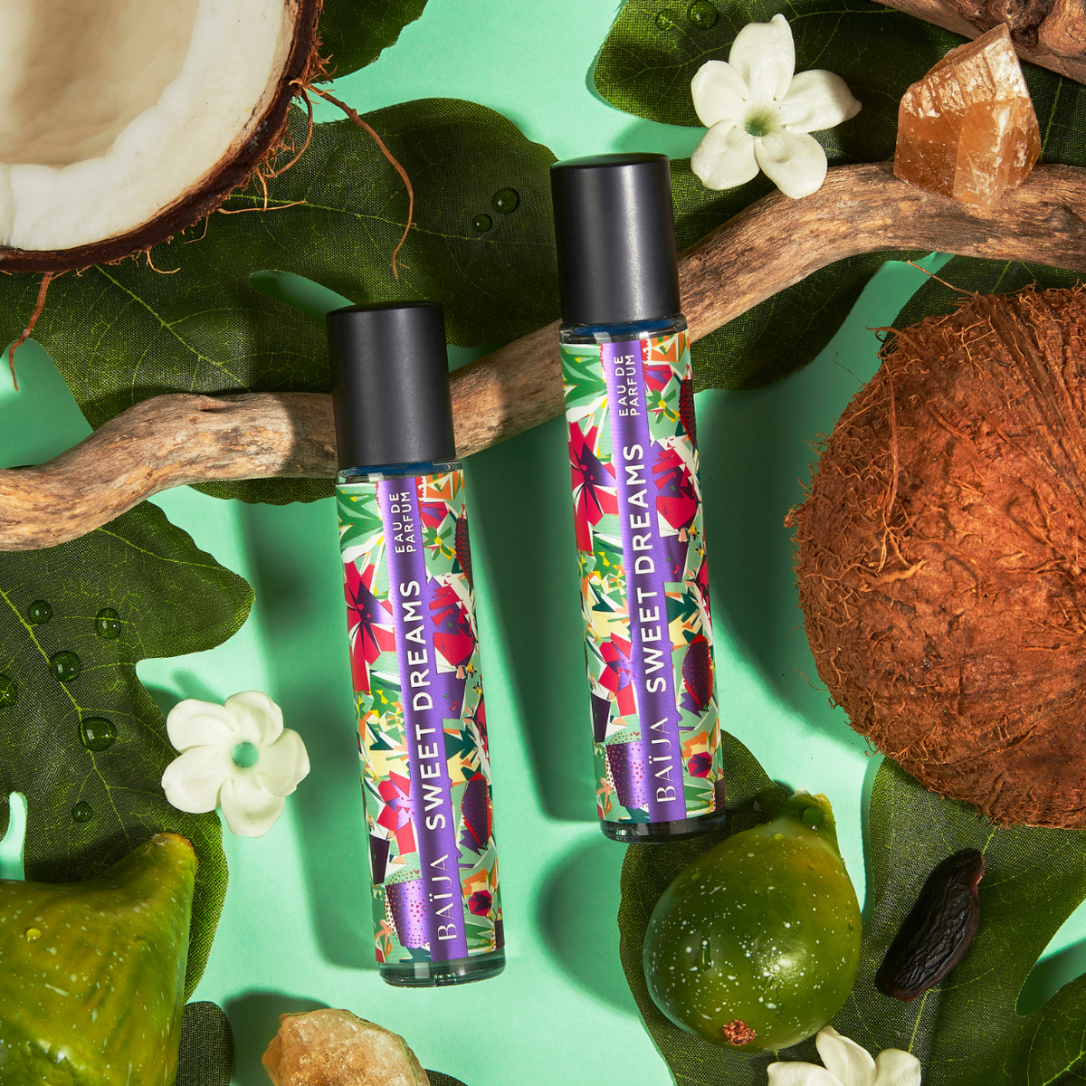 Reprenant les fragrances iconiques de la marque en un format à la fois pratique et élégant, découvrez notre Eau de Parfum Sweet Dreams 15ml. Élaborée par un Maître Parfumeur, elle sera votre nouveau geste beauté qui ne vous quittera plus. Note de tête | Figue Note de coeur | Noix de Coco Note de fond | Ambre Son plus ? Succombez à son irrésistible fragrance et son format nomade.