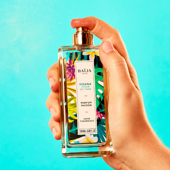 Notre parfum maison Delirium Floral se diffuse dans toutes vos pièces, en seulement quelques vaporisations. Il libère d'irrésistibles notes de Noix de Coco, Tubéreuse et Fruitée Florale.