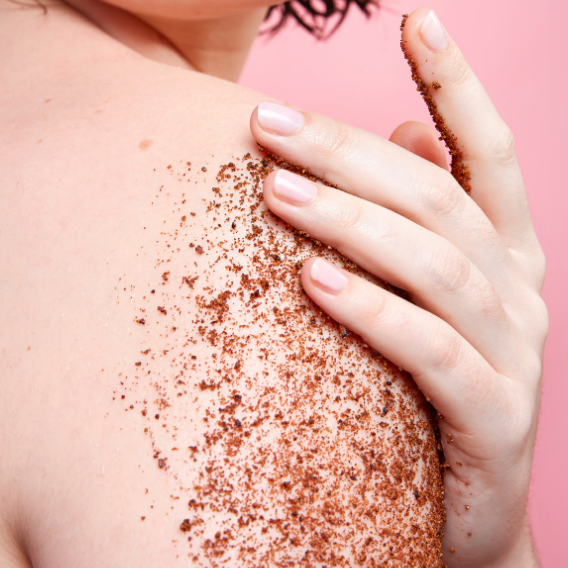 Application de l'exfoliant en poudre crunchy