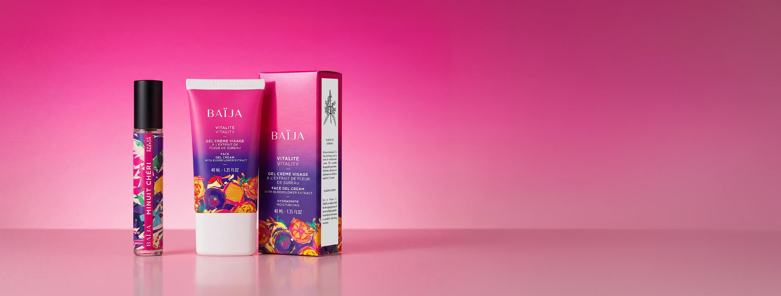 Duo BAÏJA : eau de parfum Minuit Chéri et gel-crème visage Vitalité fleur de sureau, avec étui, sur fond rose
