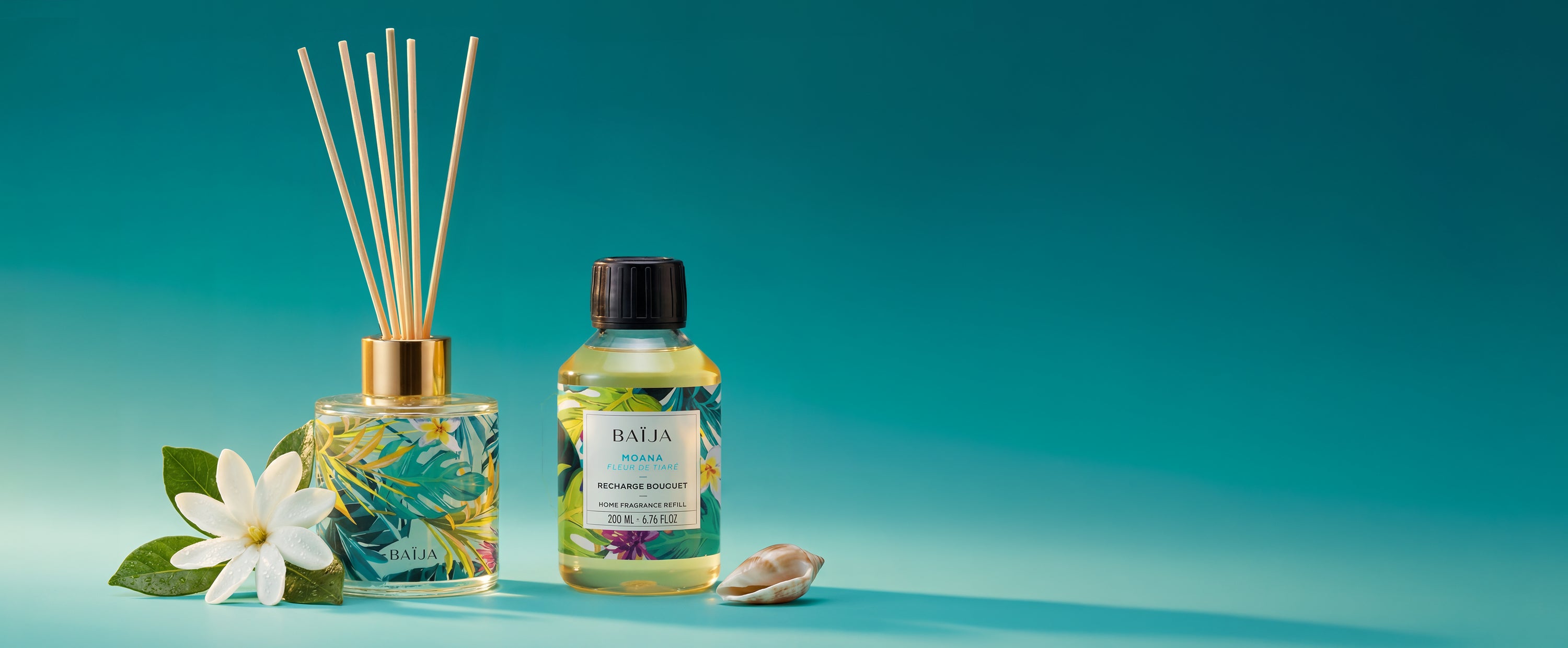 Bouquet parfumé Baïja avec tiges en rotin et recharge Moana Fleur de Tiare, mis en scène avec fleur blanche et coquillage sur fond turquoise.