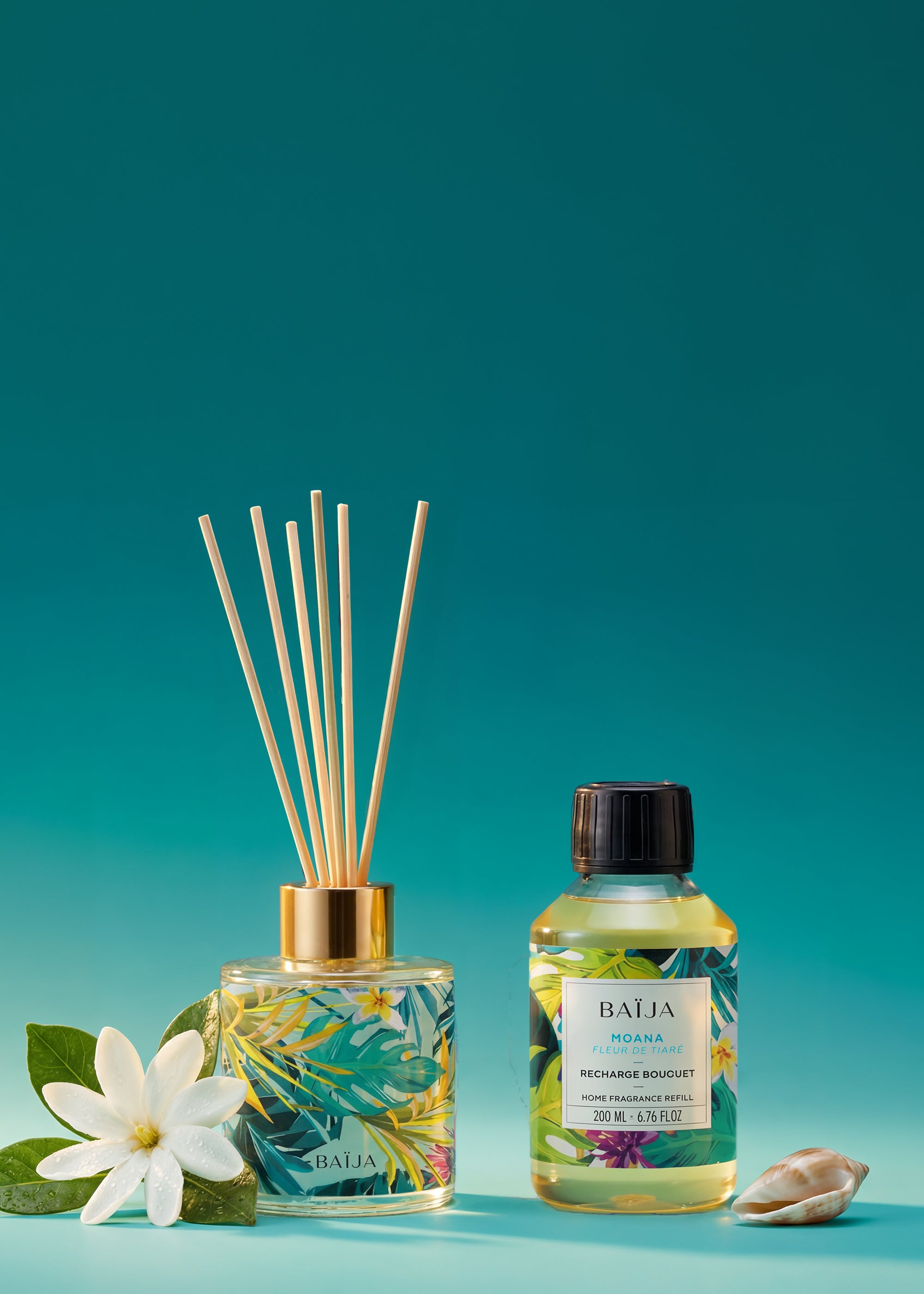 Bouquet parfumé Baïja avec tiges en rotin et recharge Moana Fleur de Tiare, mis en scène avec fleur blanche et coquillage sur fond turquoise.
