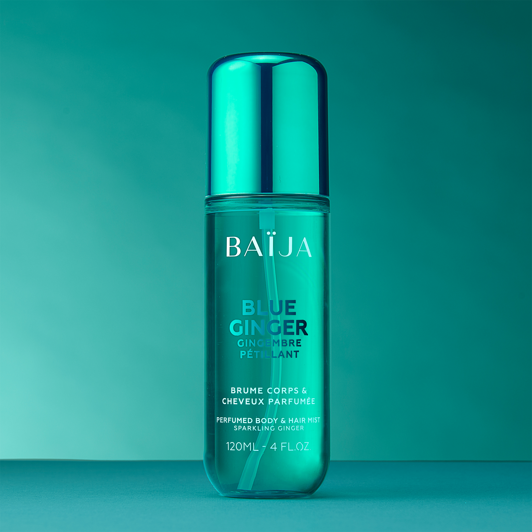 Packshot de la brume parfumée Baïja Blue Ginger, flacon turquoise avec capot brillant, sur fond dégradé bleu-vert.