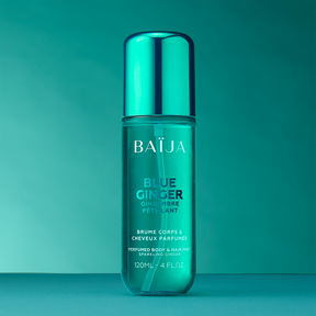 Packshot de la brume parfumée Baïja Blue Ginger, flacon turquoise avec capot brillant, sur fond dégradé bleu-vert.