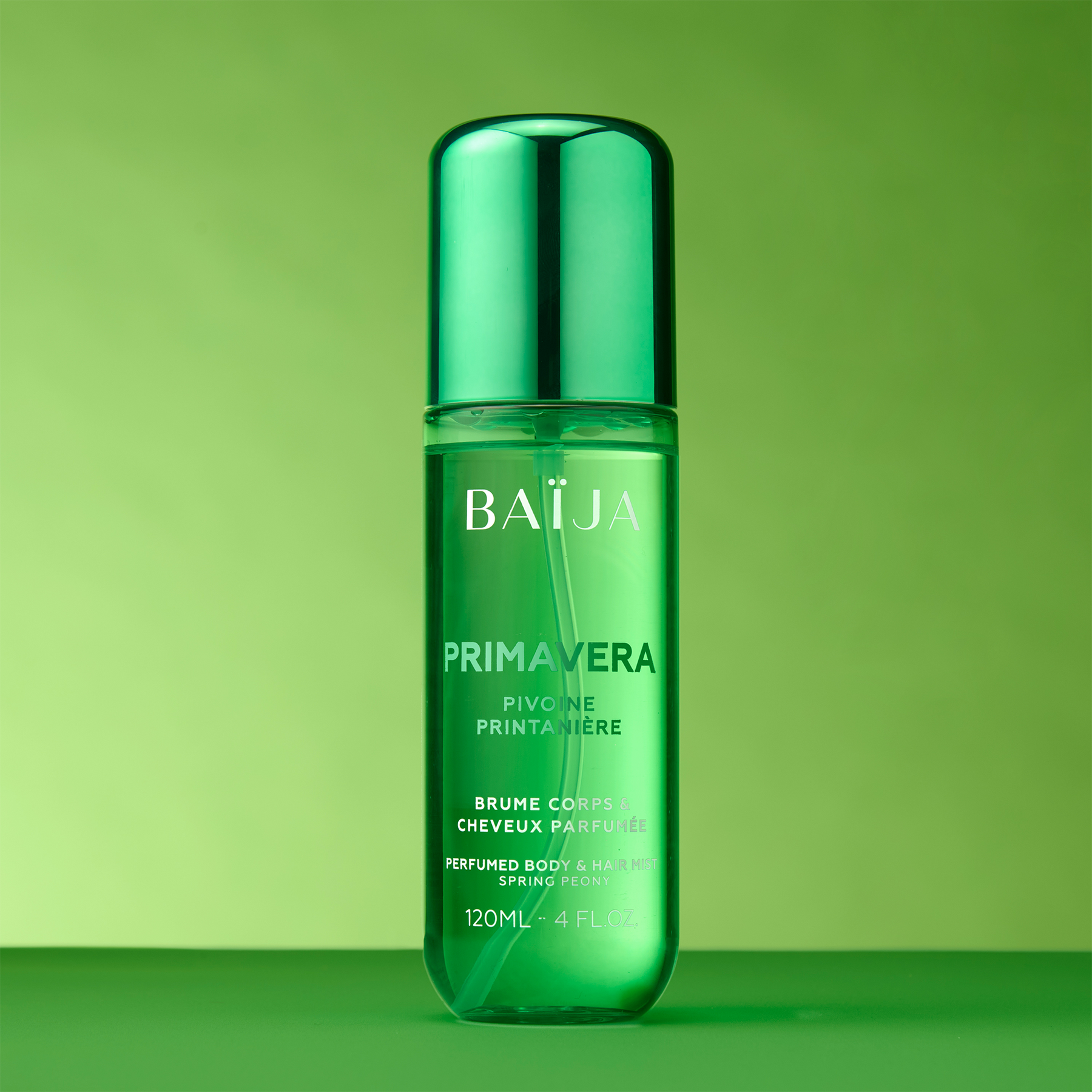 Packshot de la brume Baïja Primavera (120 ml), flacon vert transparent avec capot brillant, sur fond vert dégradé.