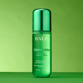 Packshot de la brume Baïja Primavera (120 ml), flacon vert transparent avec capot brillant, sur fond vert dégradé.