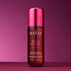 Packshot de la brume Baïja Wild Fever (120 ml), flacon prune avec capot métallisé rose, sur fond violet dégradé.