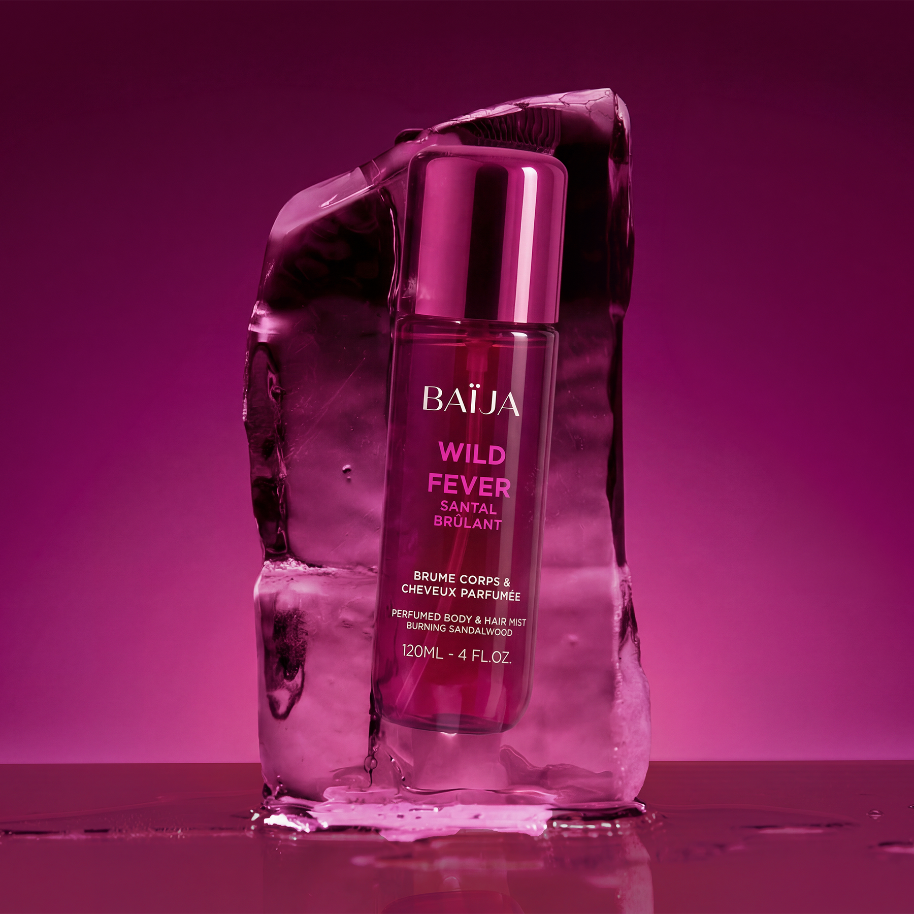 Flacon Baïja Wild Fever brume parfumée corps et cheveux, encastré dans un bloc de glace translucide, ambiance violette et fraîche.