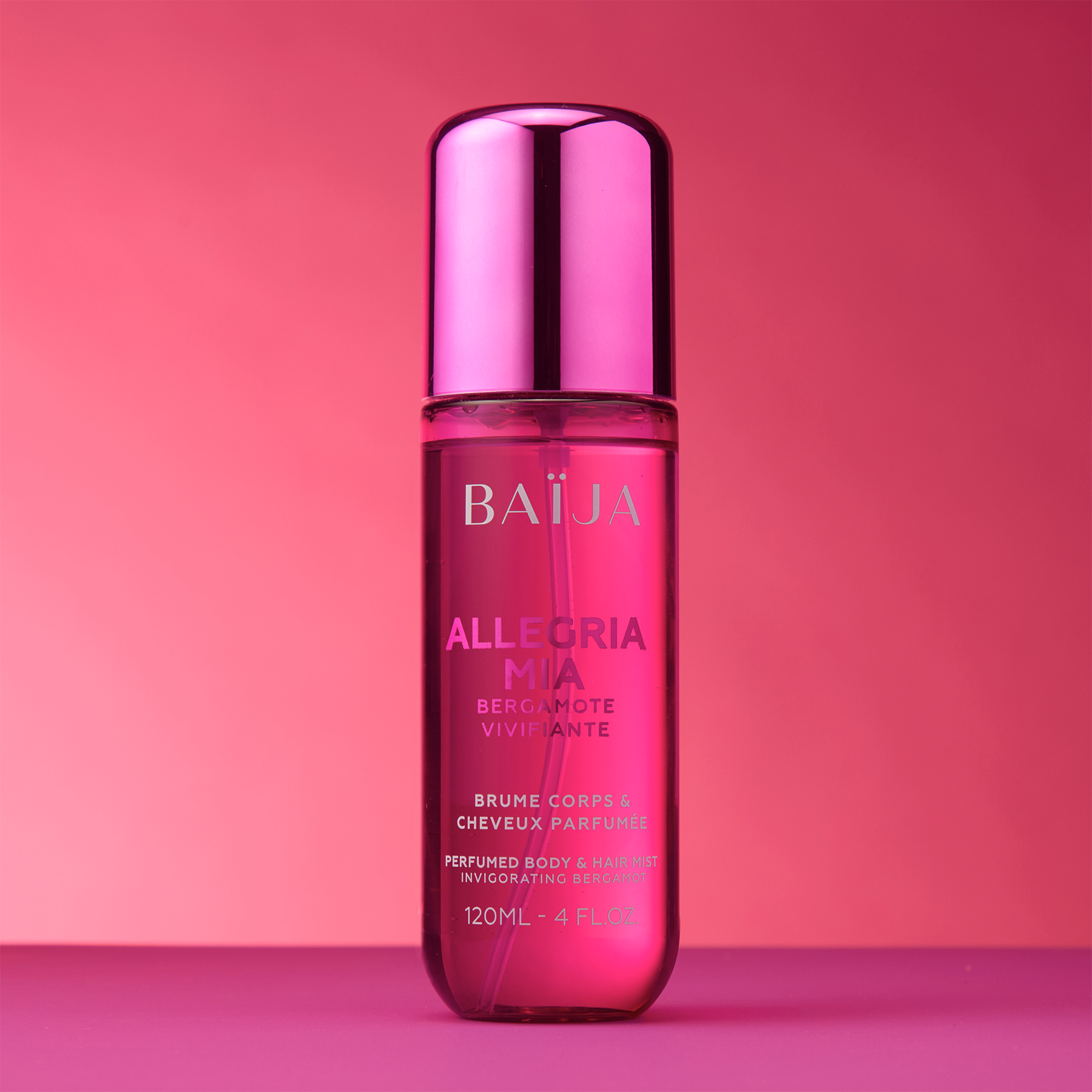 Brume corps & cheveux Baïja Allegria Mia bergamote vivifiante, flacon rose 120 ml sur fond rose