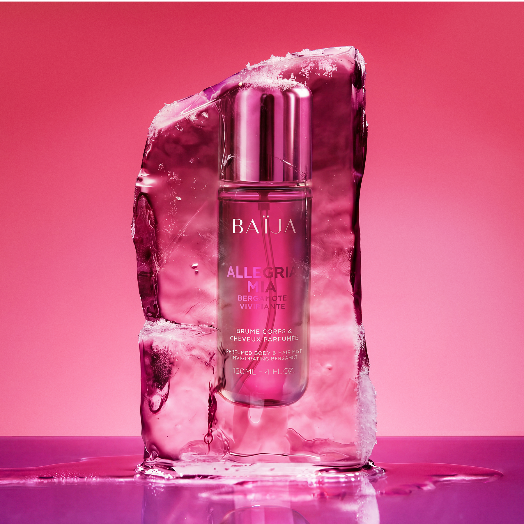 Flacon Baïja Allegria Mia brume parfumée corps et cheveux, posé dans un bloc de glace translucide, ambiance rose intense et fraîche.