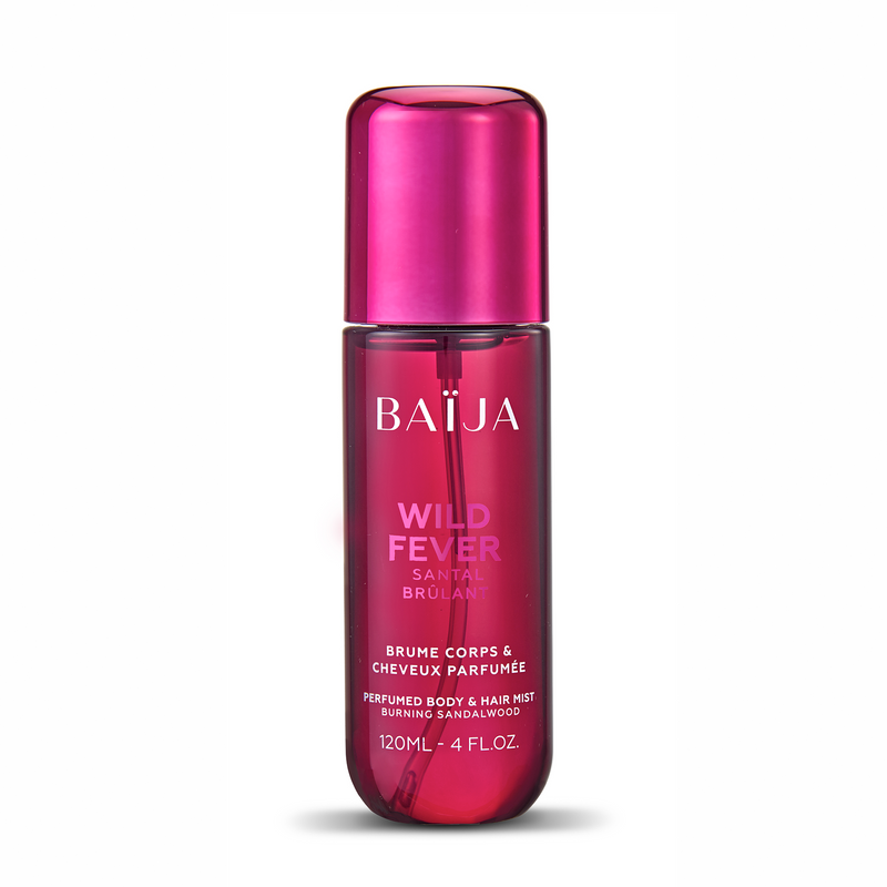 Packshot de la brume Baïja Wild Fever, flacon prune transparent avec capot rose métallisé, 120 ml, fond blanc.