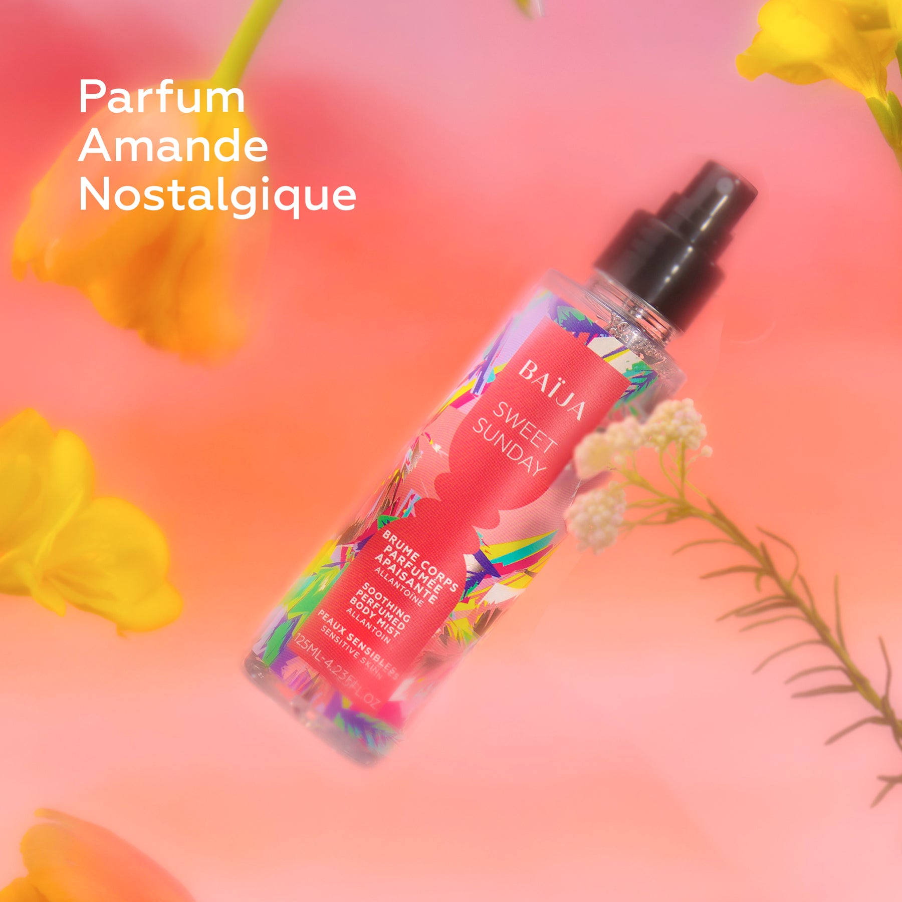 Brume corps parfumée apaisante Baïja Sweet Sunday aux notes d’amande, mise en scène dans une ambiance florale aux tons rosés.