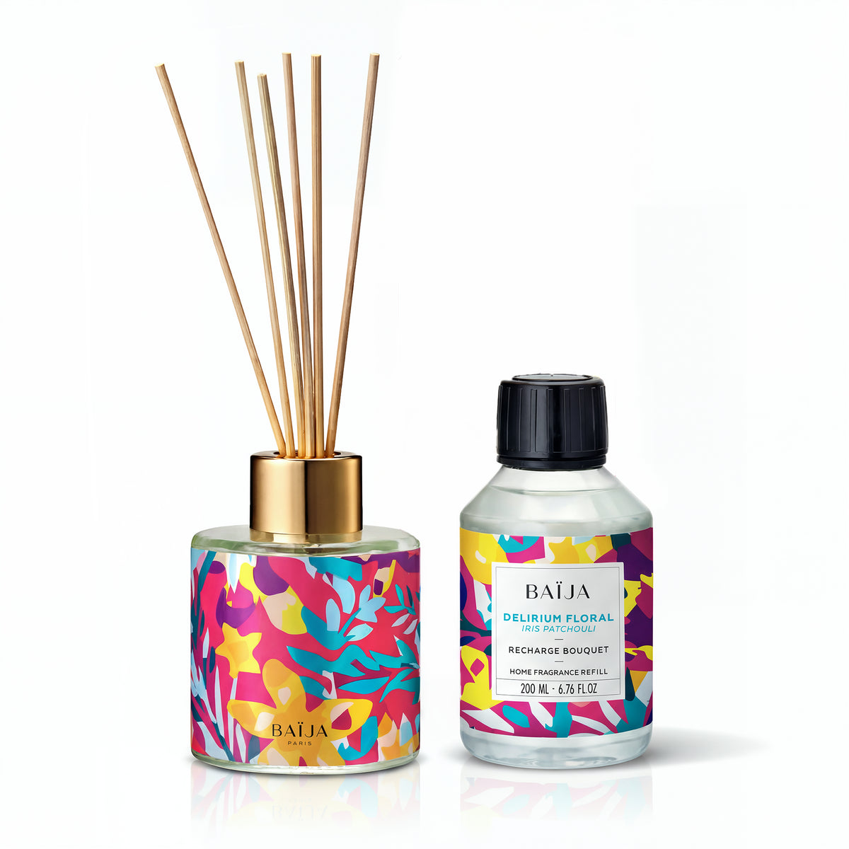 Diffuseur de parfum Baïja décor multicolore avec tiges en rotin et recharge bouquet Delirium Floral iris patchouli, flacon 200 ml, fond blanc.
