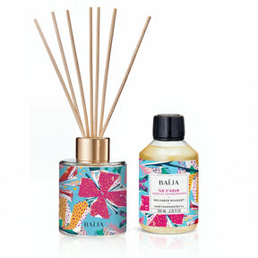 Diffuseur Baïja décor floral bleu avec tiges en rotin, accompagné de la recharge bouquet Île d’Azur vanille frangipanier 200 ml, fond blanc.