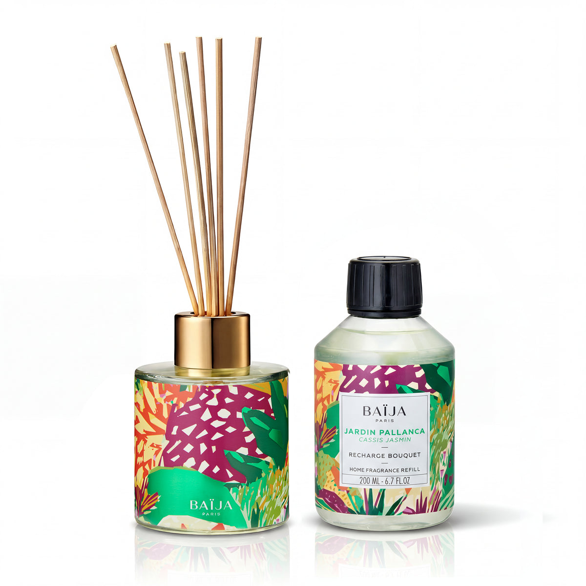 Bouquet parfumé Baïja Jardin Pallanca : diffuseur avec tiges en rotin et flacon recharge 200 ml cassis jasmin, pack illustré vert et rose, sur fond blanc.