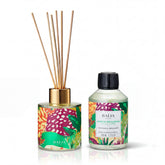 Bouquet parfumé Baïja Jardin Pallanca : diffuseur avec tiges en rotin et flacon recharge 200 ml cassis jasmin, pack illustré vert et rose, sur fond blanc.