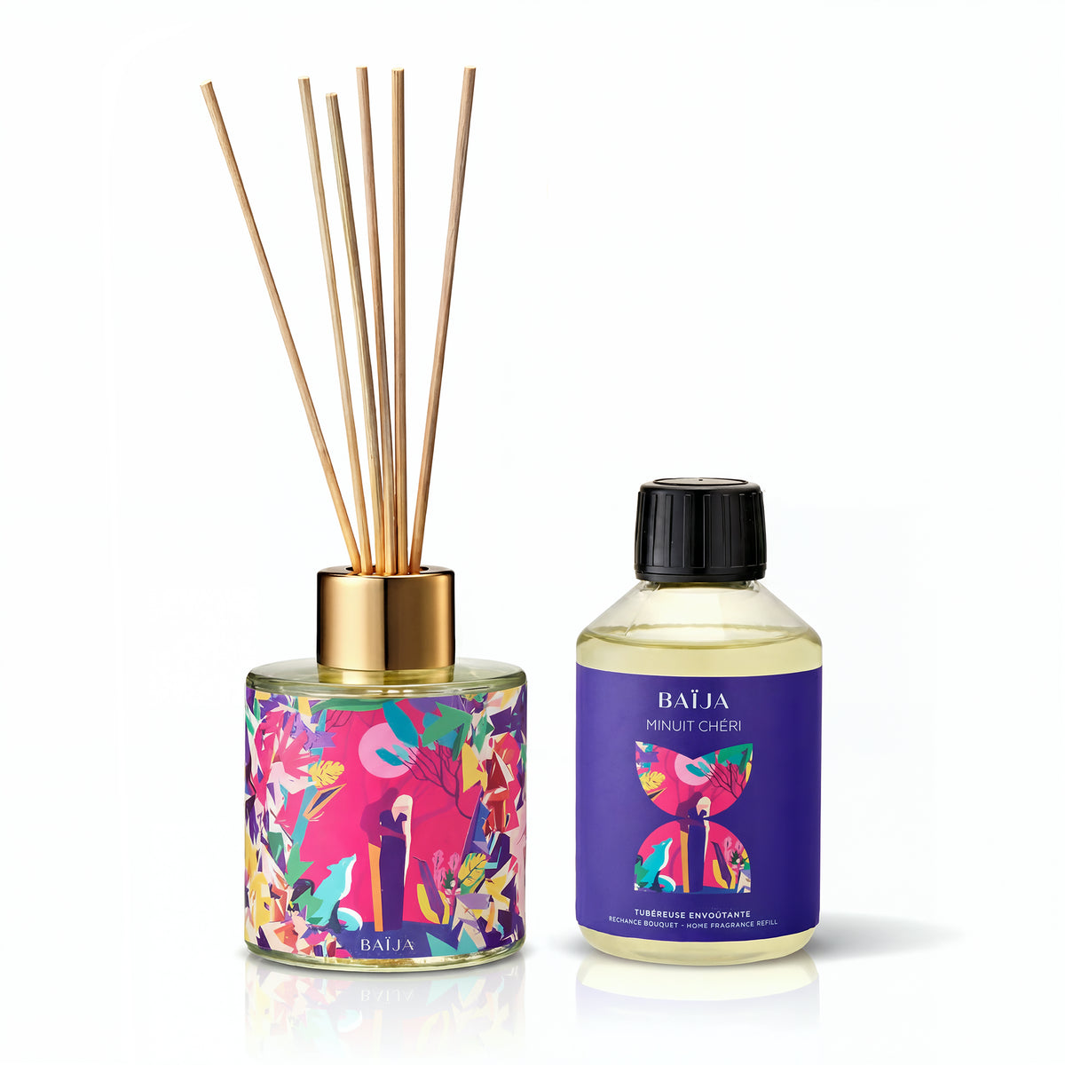 Diffuseur de parfum Baïja Minuit Chéri décor multicolore avec tiges en rotin, à côté de la recharge bouquet 200 ml au flacon violet, sur fond blanc.
