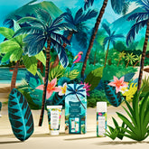 Coffret glowy crush moana, contenant: un lait corps pailleté et une mini mousse de douche sur fond coloré de la collection noël moana.  