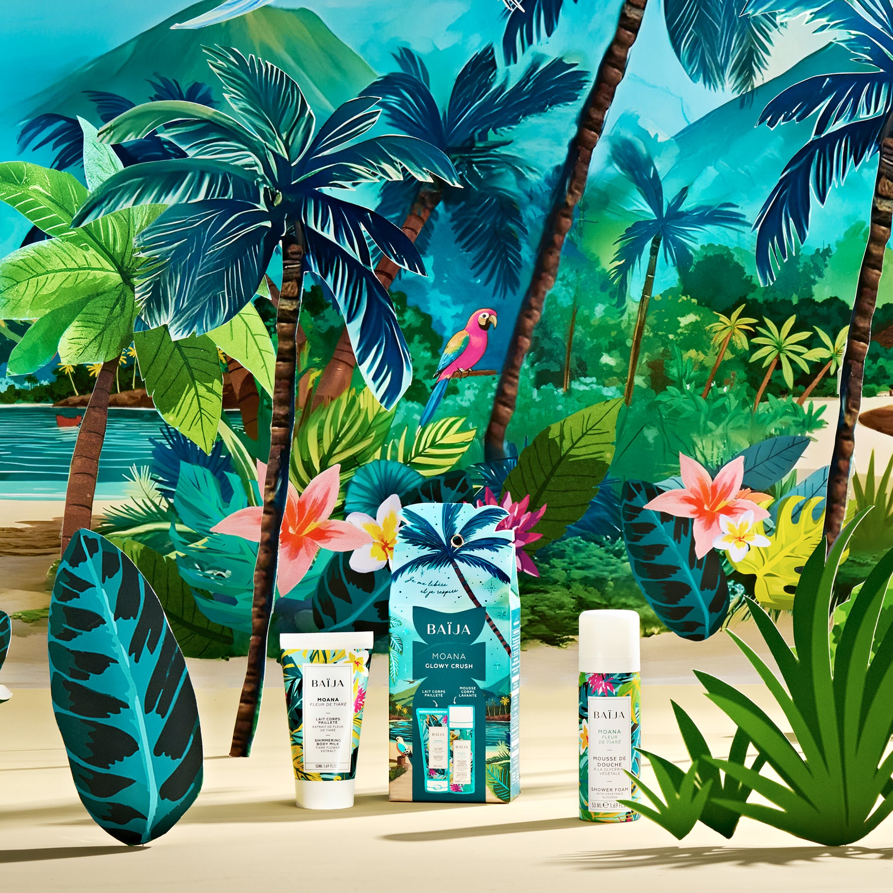 Coffret glowy crush moana, contenant: un lait corps pailleté et une mini mousse de douche sur fond coloré de la collection noël moana.  