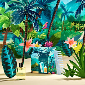 Coffret Good Hair Good Day Moana contenant: une huile cheveux protectrice et un peigne, sur fond coloré de la collection noël Moana. 