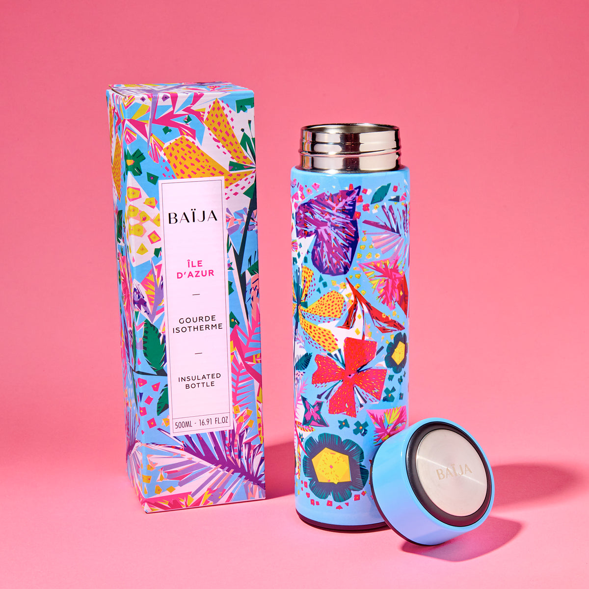 Gourde isotherme et son étui assorti à motifs tropicaux multicolores, présentés sur fond rose, provenant de la collection Île d’Azur. 
