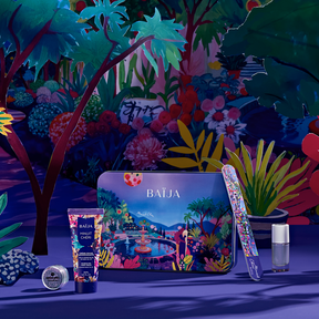 Coffret nail glitter party minuit chéri contenant: une lime à ongles, une crème mains, un vernis lila et des paillettes violettes. 