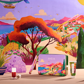 Coffret nail glitter party jardin pallanca contenant: une lime à ongles, une crème mains, un vernis rouge et des paillettes dorées. 