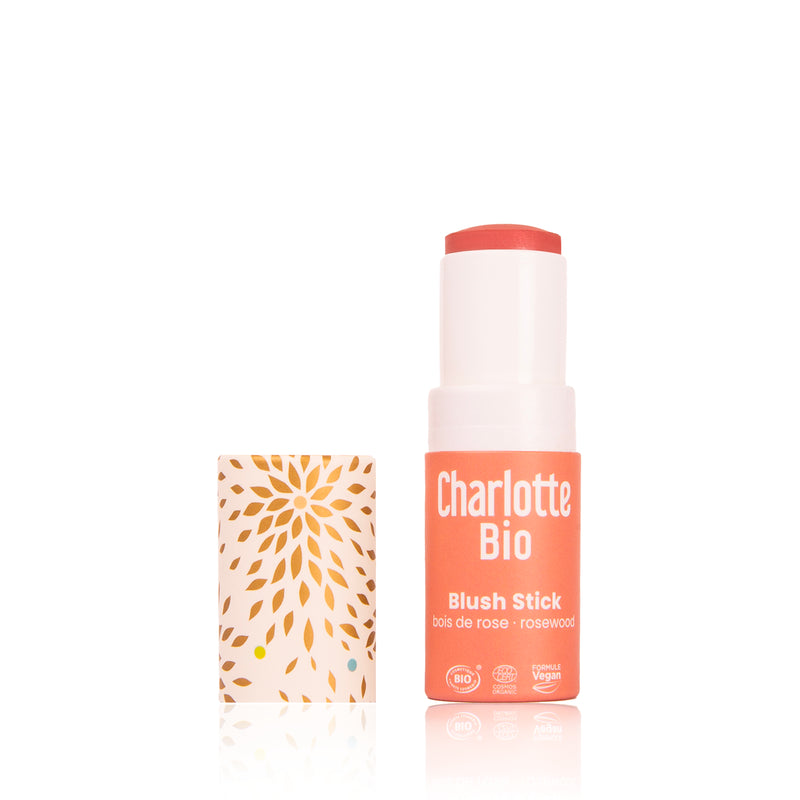 Blush stick bio Charlotte Bio teinte bois de rose, format nomade rose corail avec capuchon illustré, maquillage naturel pour un effet bonne mine.