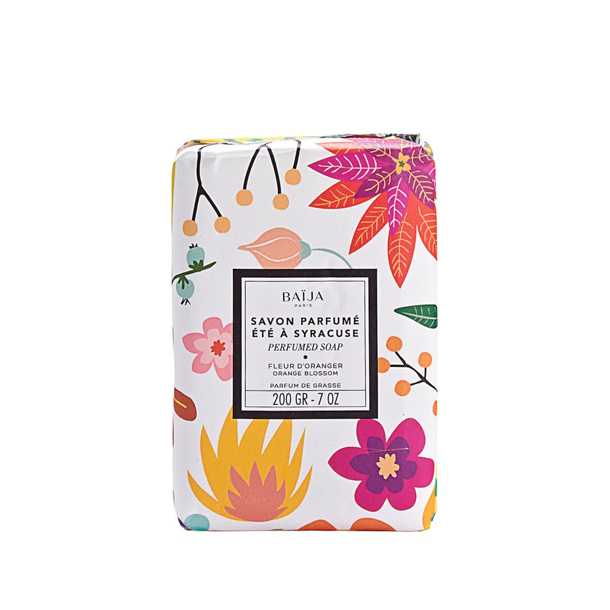 Savon parfumé BAÏJA “Été à Syracuse” à la fleur d’oranger, pain emballé dans un papier blanc décoré de fleurs et feuillages multicolores, photo sur fond blanc.