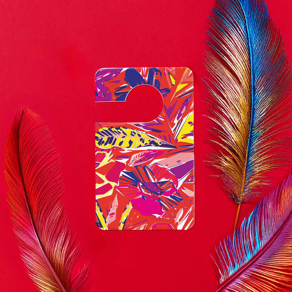 Parfum voiture Bal Valentino entouré de plumes. 