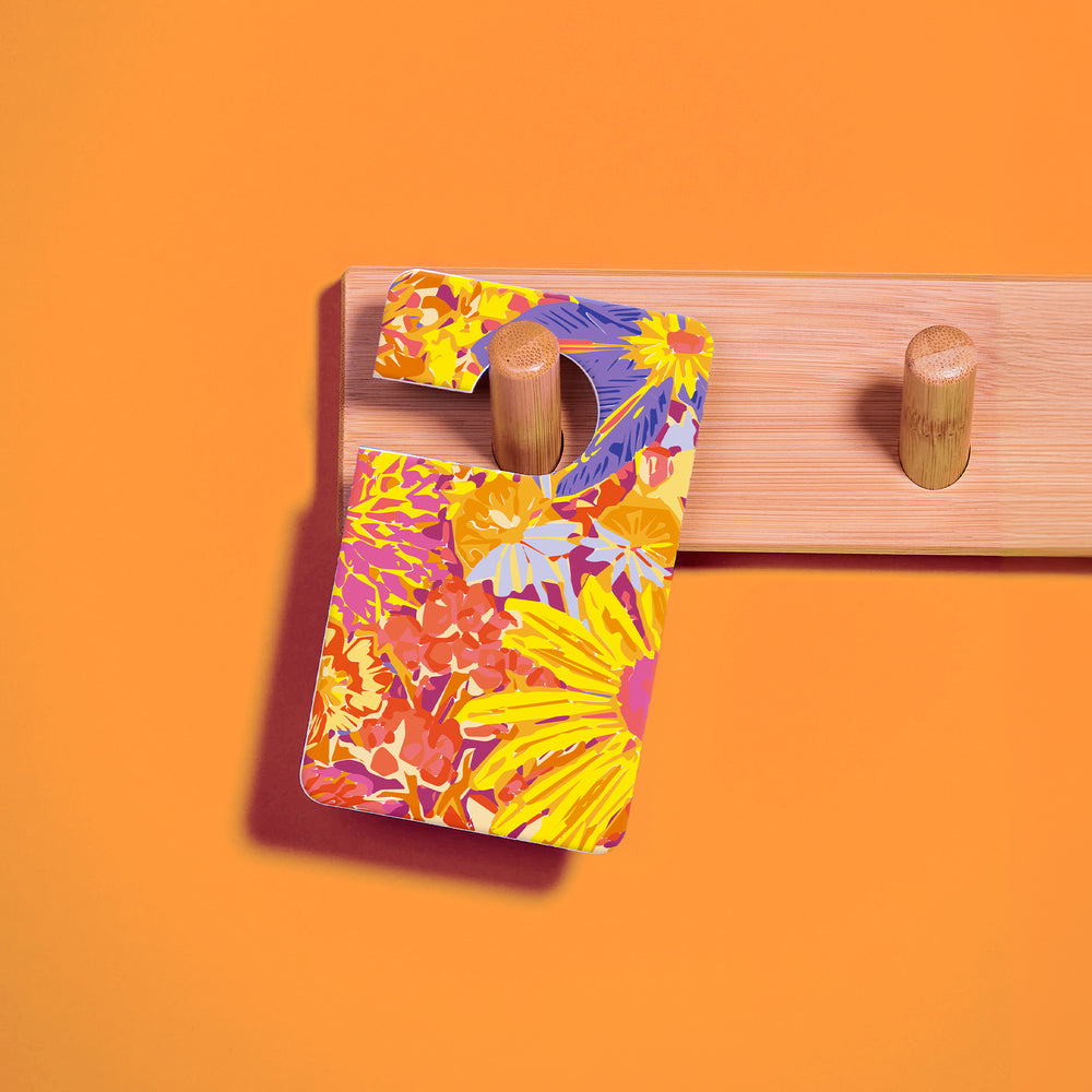 Parfum voiture indian Sunset suspendu sur fond orange. 