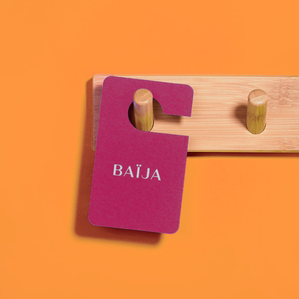 Parfum voiture indian Sunset suspendu sur fond orange. 