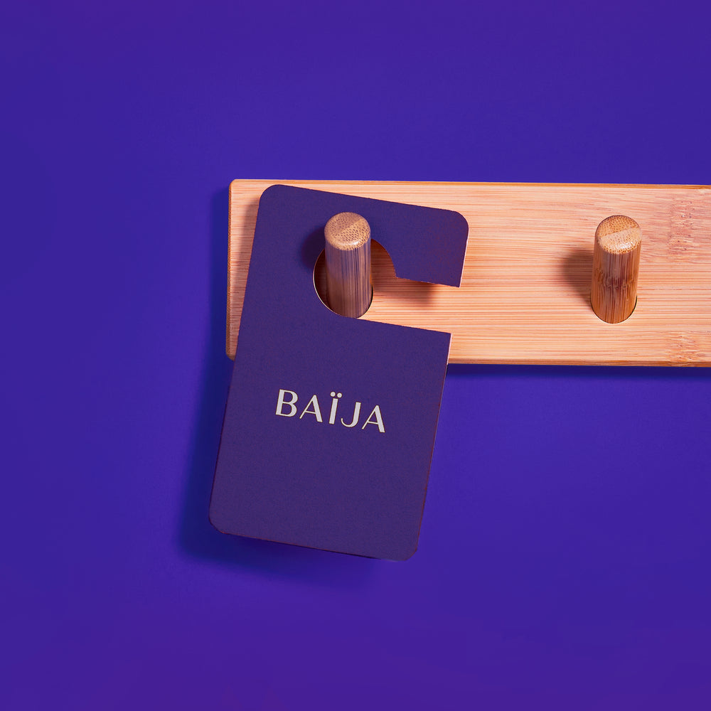 Parfum voiture nuit interdite suspendu sur fond violet. 